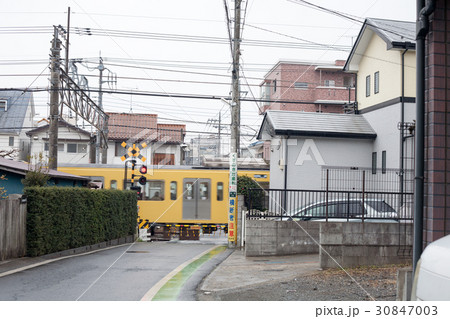 住宅街の中の小さい踏切 30847003