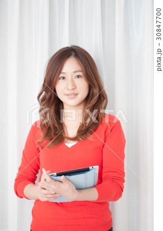 書類を持つ女性 30847700