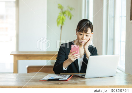 働く女性 (パソコン) 働く女性 (パソコン) 30850764