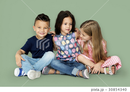 Group of little children smiling and huddle together 30854340