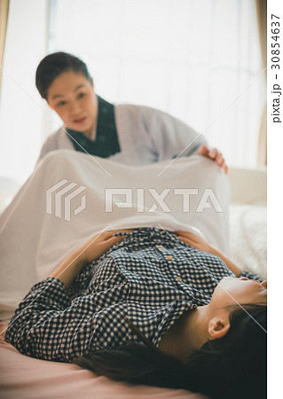 woman during pregnancy or shortly after childbirth 30854637