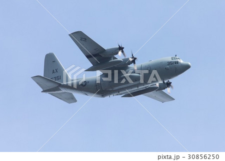 美しい青空を飛行する米海軍のC-130Tハーキュリーズ輸送機 30856250