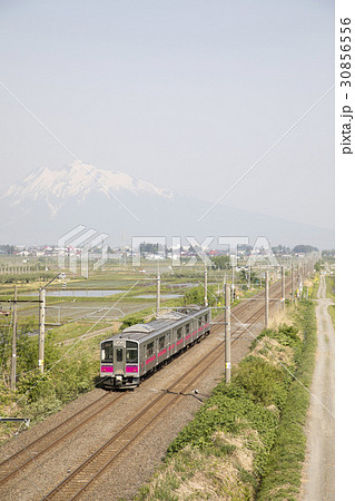 青森県大鰐町 岩木山をバックに走る奥羽本線 30856556