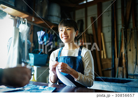 絞り染めを習う女性 絞り染めを習う女性 30856657