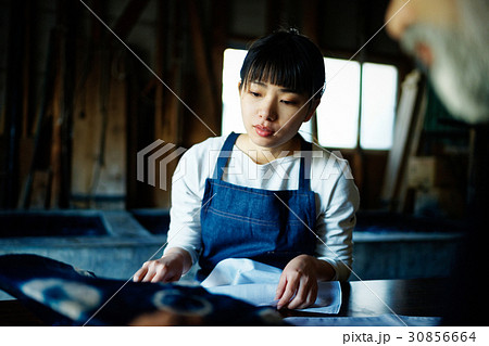絞り染めを習う女性 絞り染めを習う女性 30856664