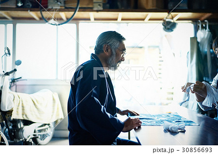 絞り染めを教える男性 30856693