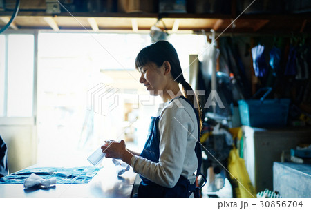 絞り染めを習う女性 30856704