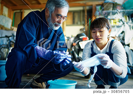 絞り染めを教える男性と習う女性 絞り染めを教える男性と習う女性 30856705