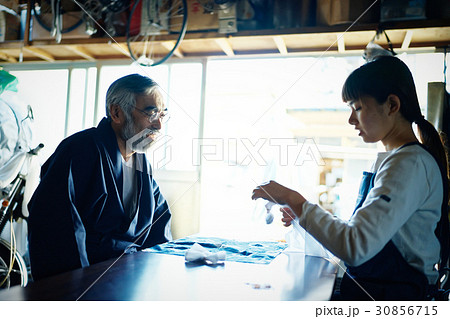 絞り染めを教える男性と習う女性 30856715