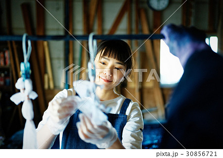 絞り染めを習う女性 絞り染めを習う女性 30856721
