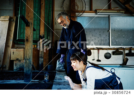 絞り染めを教える男性と習う女性 30856724