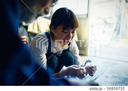 絞り染めを教える男性と習う女性 30856735