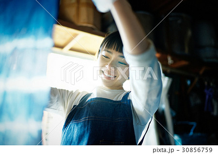 絞り染め　出来上がりを見る女性 30856759