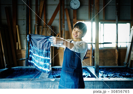 絞り染め　出来上がりを見る女性 30856765