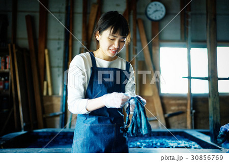 絞り染めをする女性 30856769