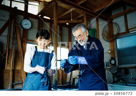 絞り染めをする男性と女性 30856772