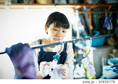 絞り染めを習う女性 絞り染めを習う女性 30856776