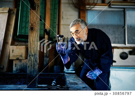 染物職人 男性の写真素材