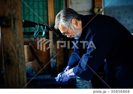 染物職人 男性の写真素材