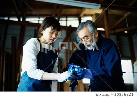 絞り染めをする男性と女性 30856821