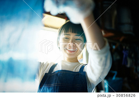 絞り染め　出来上がりを見る女性 30856826