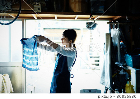 絞り染め　出来上がりを見る女性 30856830