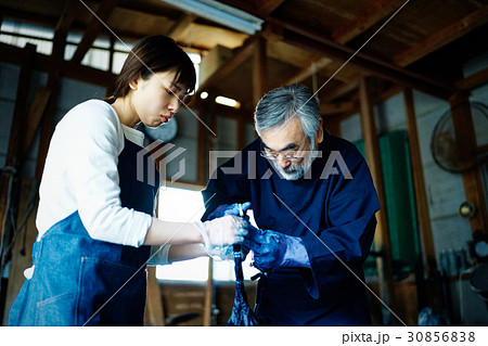 絞り染めをする男性と女性 30856838