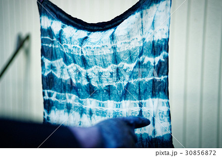 絞り染め 出来上がりを見る男性 絞り染め 出来上がりを見る男性 30856872