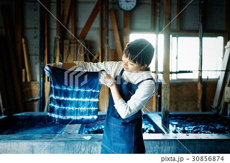 絞り染め　出来上がりを見る女性 30856874