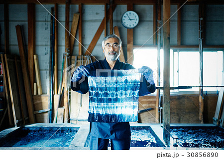 絞り染め　出来上がりを見る男性 30856890