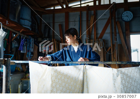 藍染　手捺染　染色の準備をする女性 30857007