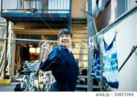 絞り染めをする女性 絞り染めをする女性 30857068