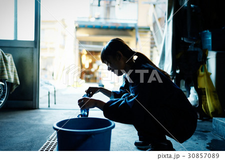 絞り染めをする女性 30857089