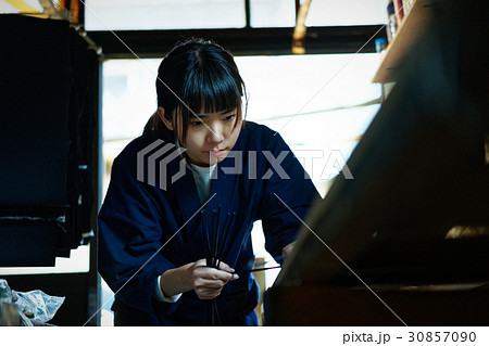 藍染　手捺染　染色の準備をする女性 30857090