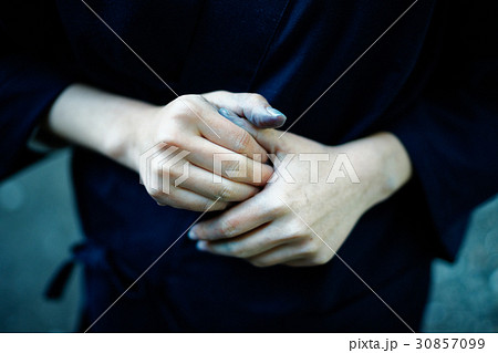 藍染　手捺染　染色の準備をする女性 30857099