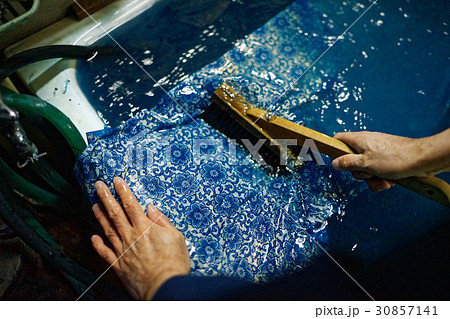 藍染　手捺染　男性職人 30857141