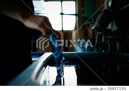 絞り染めをする女性 30857150