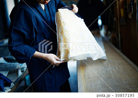 藍染 手捺染 染色の準備をする女性 藍染 手捺染 染色の準備をする女性 30857195