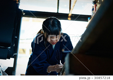 藍染 手捺染 染色の準備をする女性 藍染 手捺染 染色の準備をする女性 30857218