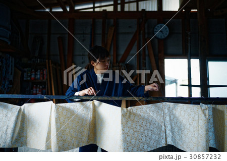 藍染 手捺染 染色の準備をする女性 藍染 手捺染 染色の準備をする女性 30857232