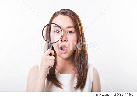 若い女性と虫眼鏡 30857460