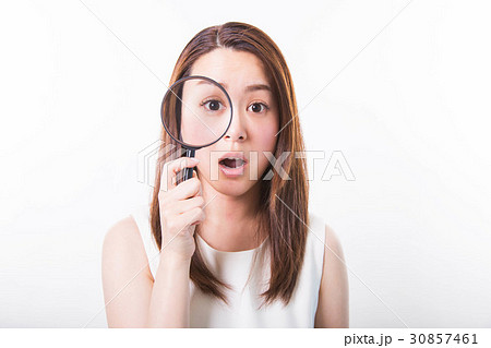 若い女性と虫眼鏡 30857461