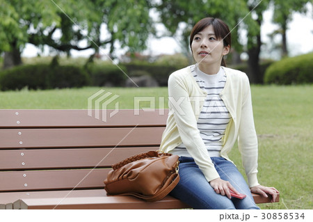 公園のベンチに座る女性 公園のベンチに座る女性 30858534