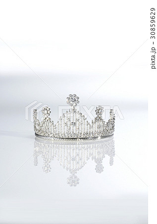結婚式イメージ　白背景に光り輝くダイヤモンドのティアラ 30859629