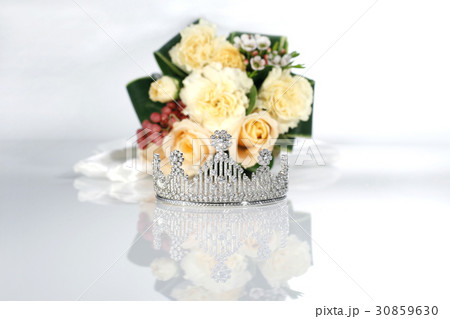 白背景に光り輝くダイヤモンドのティアラとブーケ 30859630