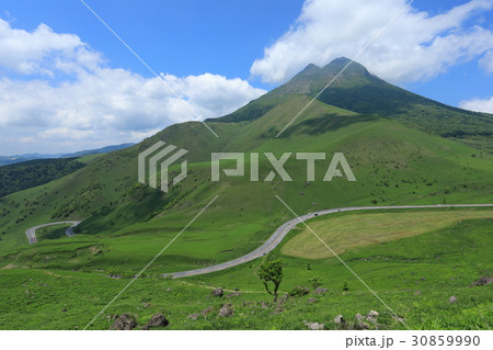 新緑の山と高原(由布市湯布院町) 新緑の山と高原(由布市湯布院町) 30859990