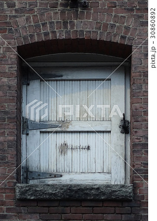 レンガ造りの建物の窓 レンガ造りの建物の窓 30860892