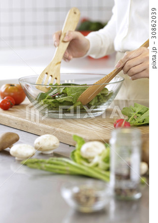 ボール サラダ 手 30862039