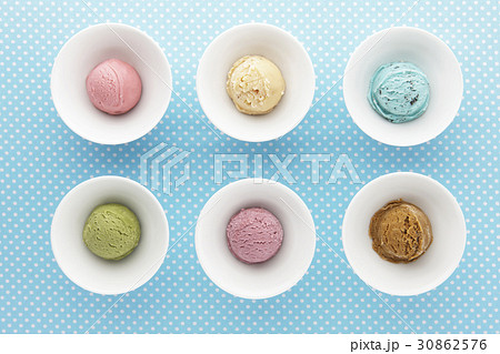 アイスクリーム トップアングル 青の背景 30862576