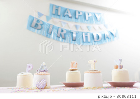 誕生日ケーキ 誕生日パーティー 室内 30863111